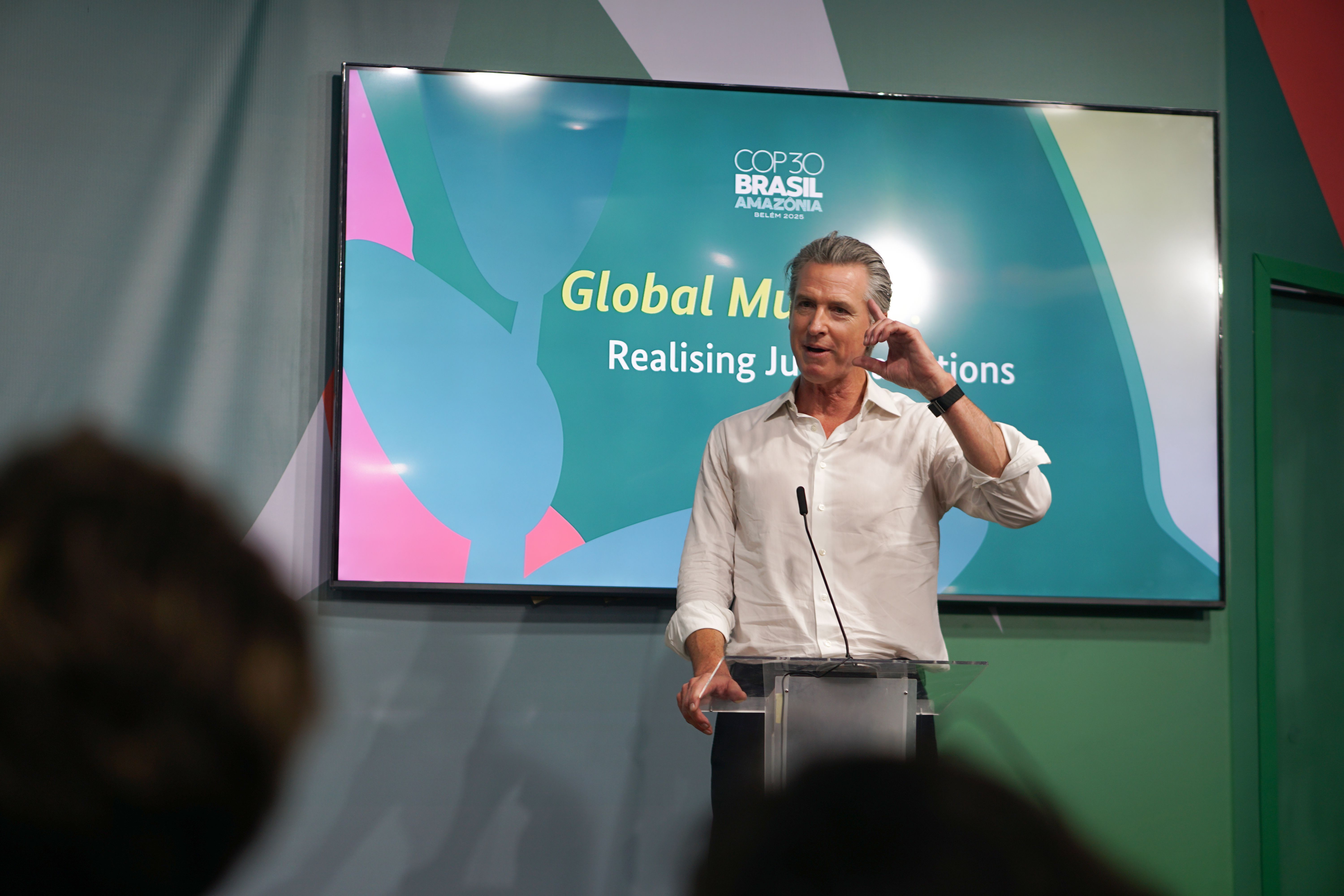 11 de novembro de 2025, Belém, Brasil: O governador da Califórnia, Gavin Newsom, discursa na Conferência Mundial do Clima COP30, no pavilhão alemão.