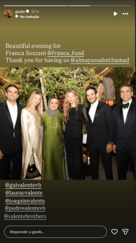 Gisele Bündchen publica registro raro ao lado do namorado e da família dele em evento • Instagram/ Gisele