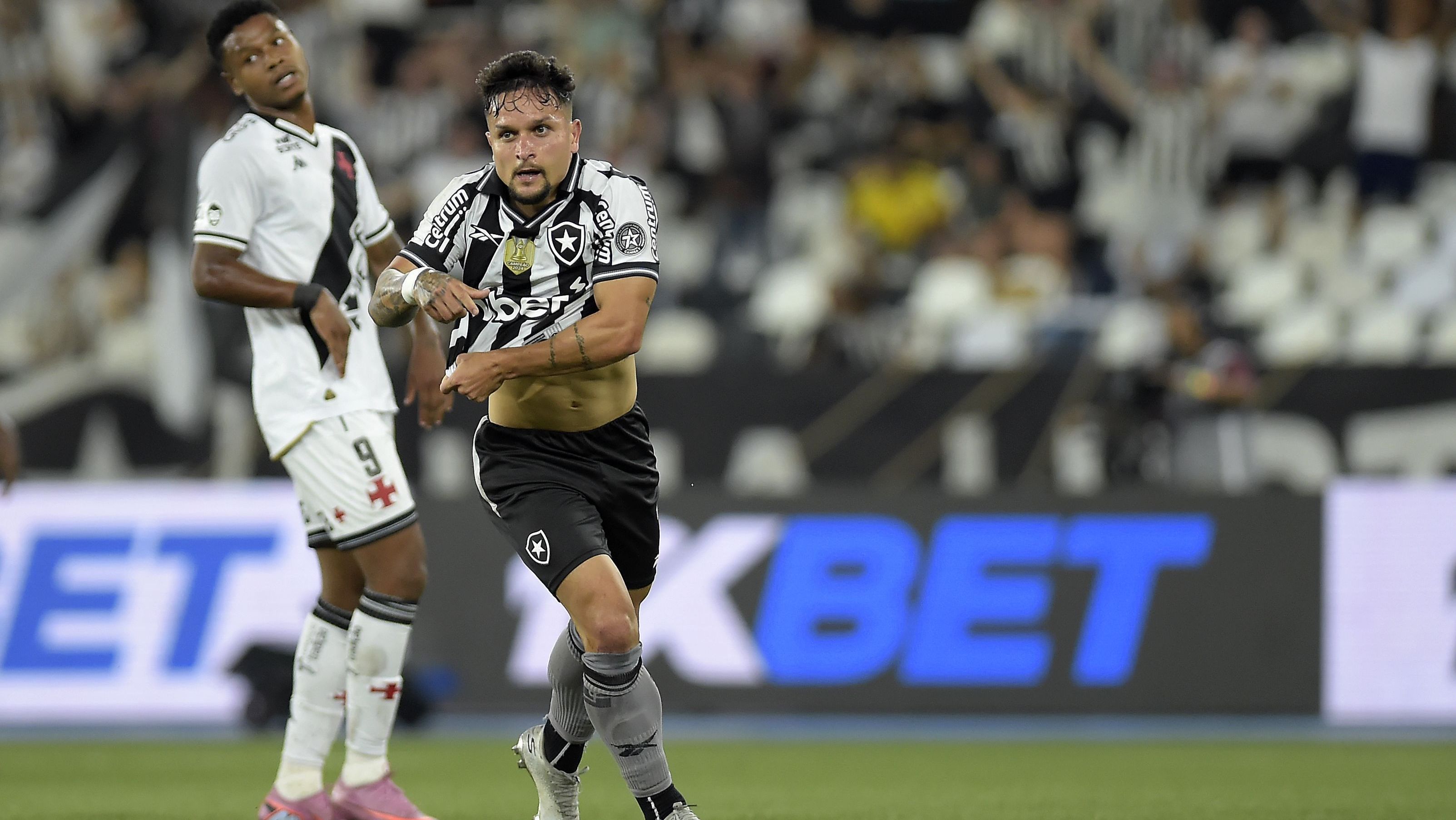 Artur comemora o segundo gol do Botafogo sobre o Vasco pelo Brasileirão