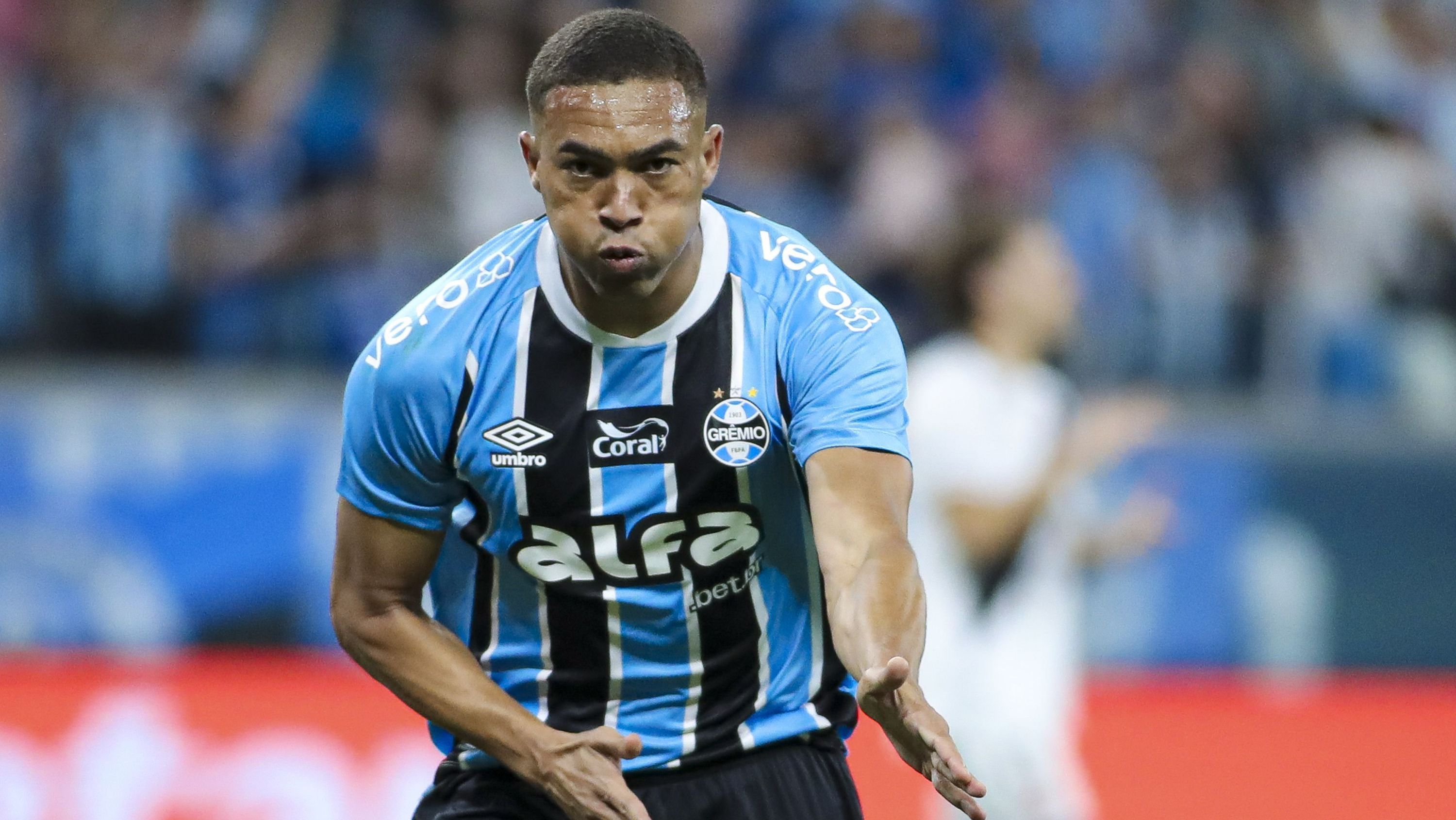 Carlos Vinícius comemora gol do Grêmio contra o Vasco pelo Brasileirão