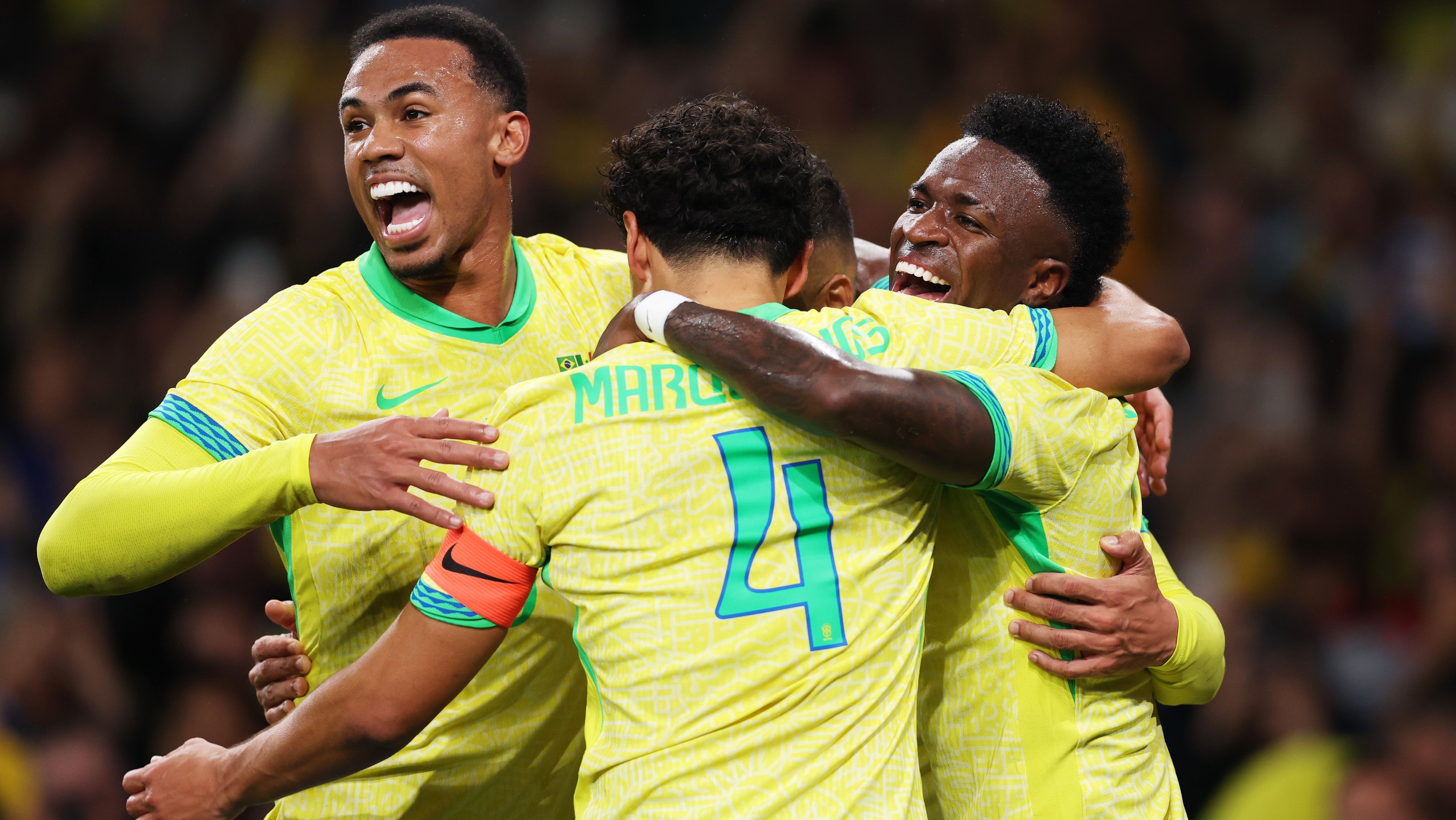 Jogadores da Seleção Brasileira comemoram com Casemiro o segundo gol no amistoso contra Senegal