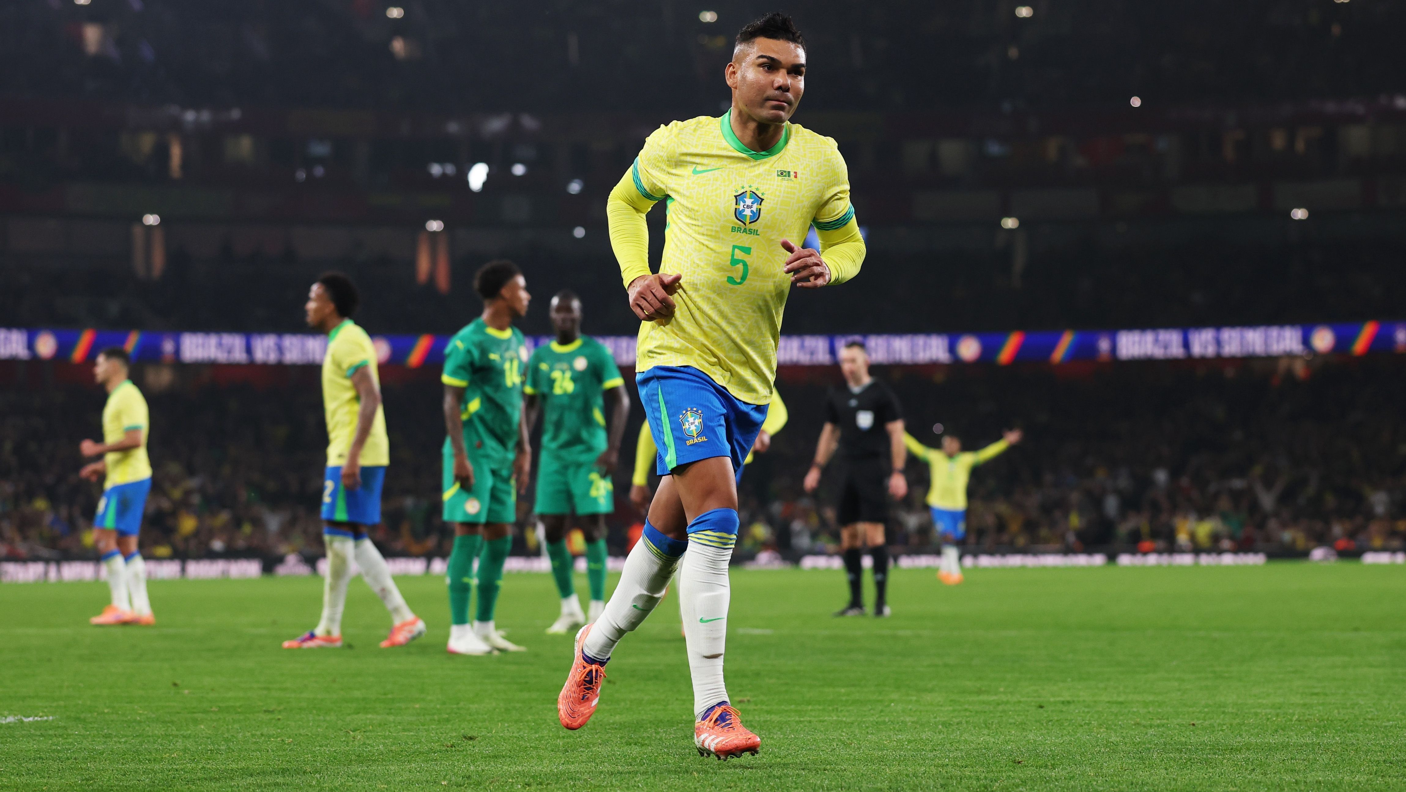 Casemiro comemora o segundo gol do Brasil contra Senegal