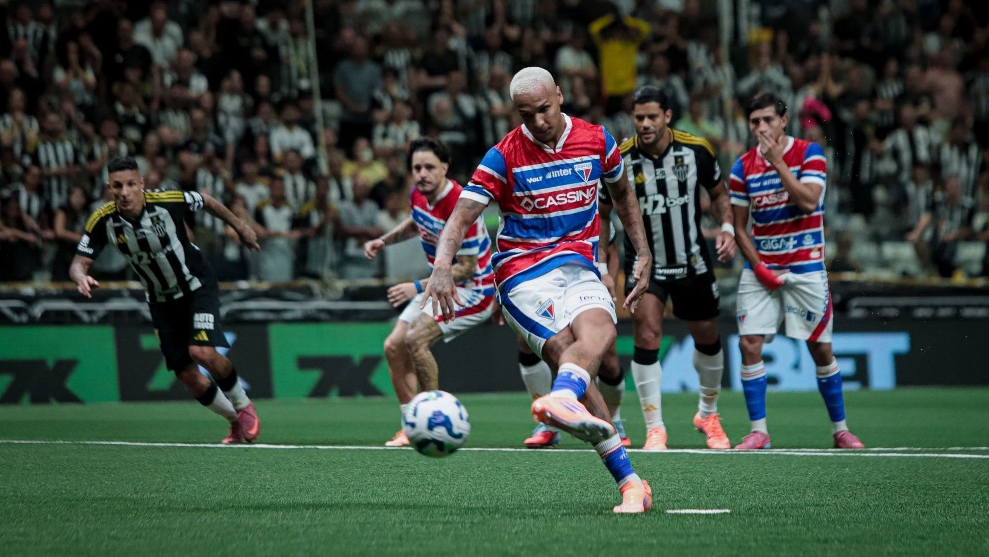 Deyverson cobra pênalti para marcar o segundo gol do Fortaleza contra o Atlético-MG, seu ex-clube