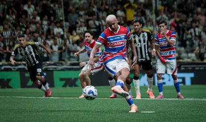 Deyverson cobra pênalti para marcar o segundo gol do Fortaleza contra o Atlético-MG, seu ex-clube