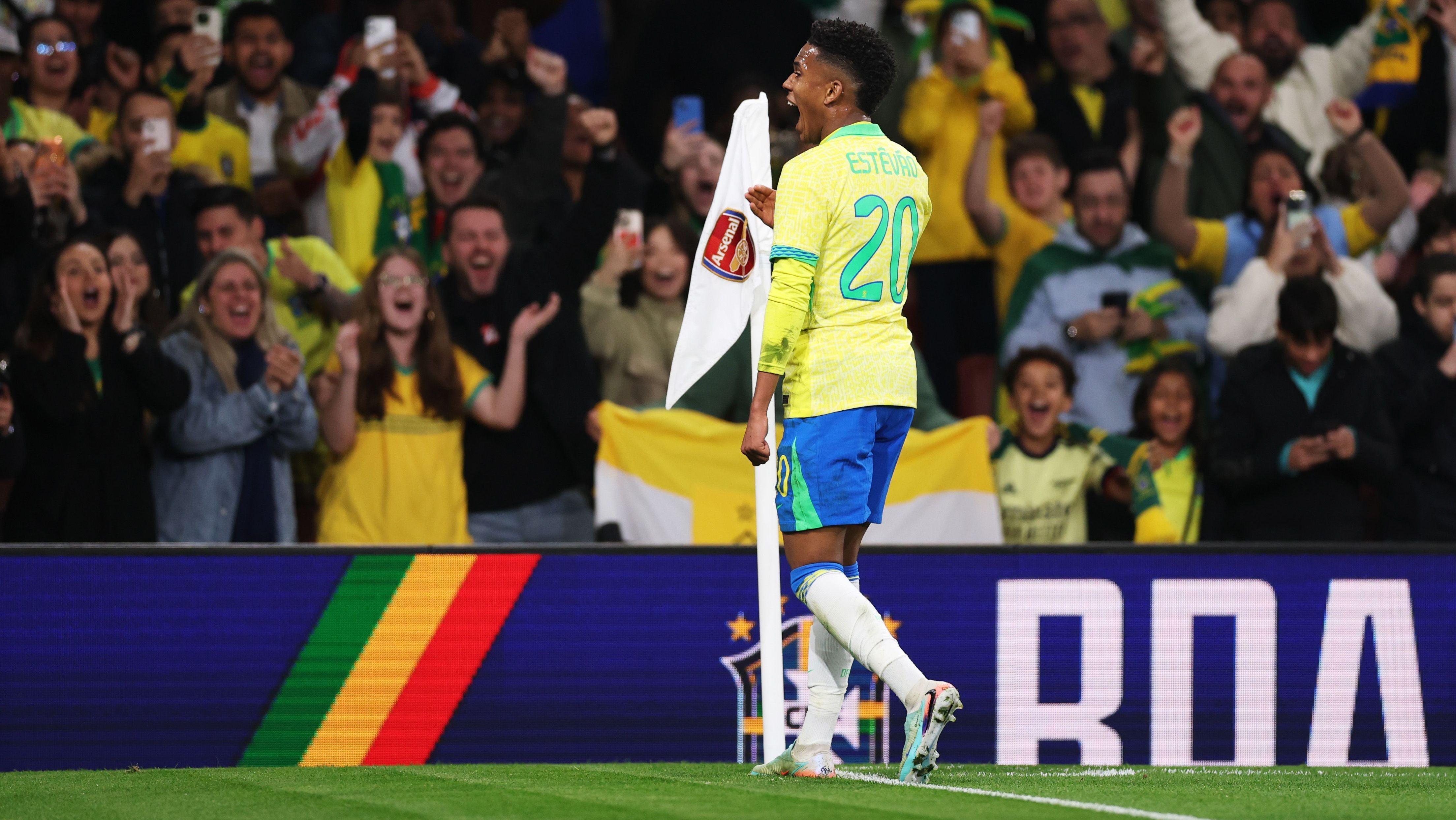Estêvão comemora o primeiro gol do Brasil sobre Senegal