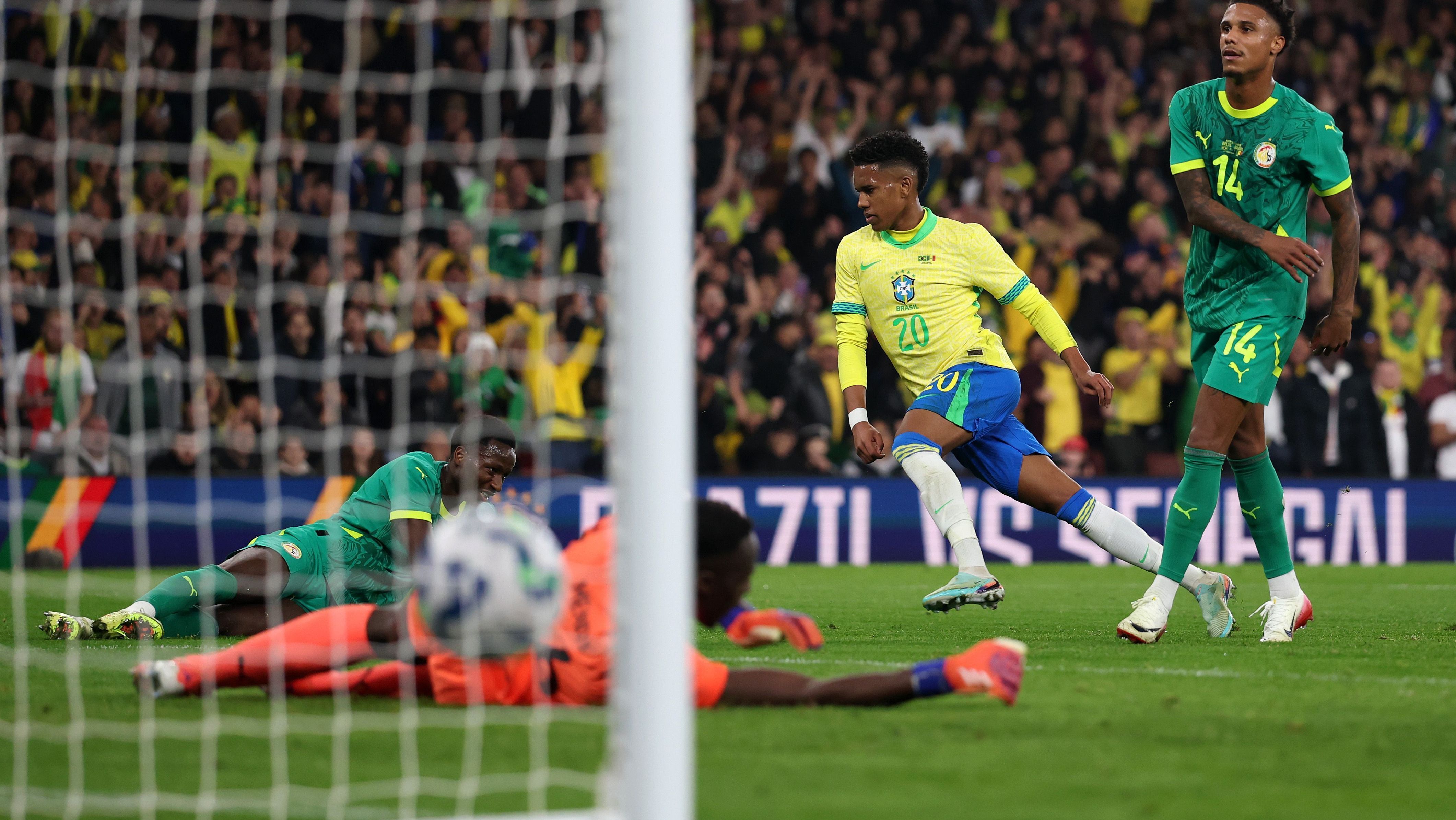 Estêvão sai para comemorar enquanto a bola toca nas redes em Brasil x Senegal