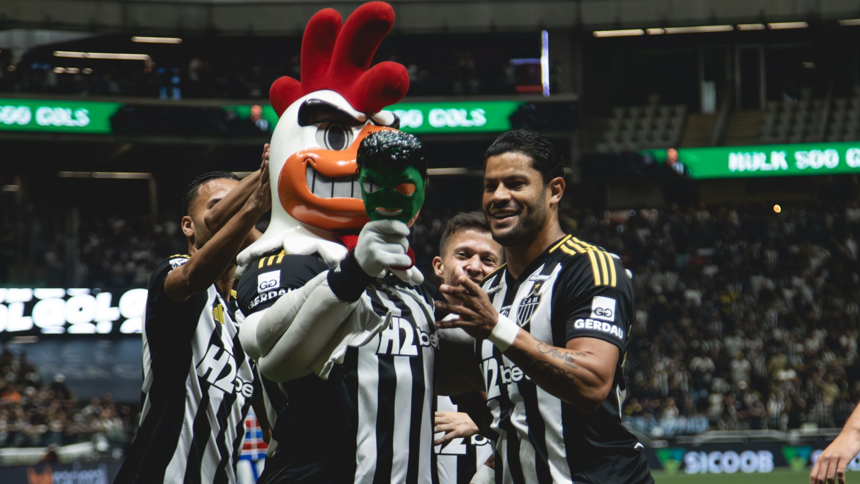 Jogadores do Atlético-MG e Galo Doido comemoram com Hulk o gol que abriu o placar contra o Fortaleza