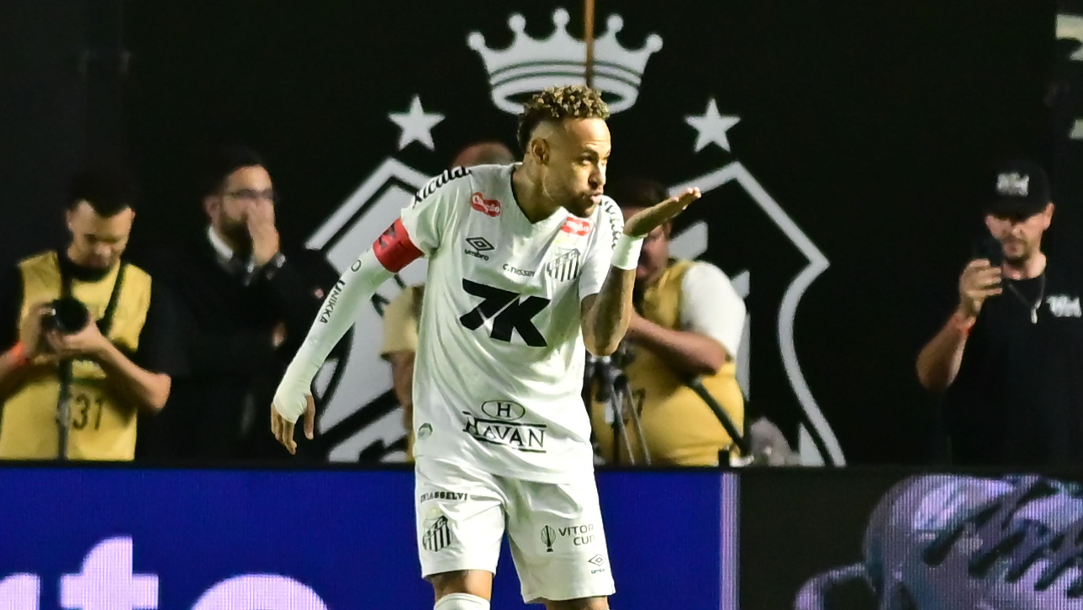Neymar comemora o gol que abriu o placar para o Santos contra o Mirassol