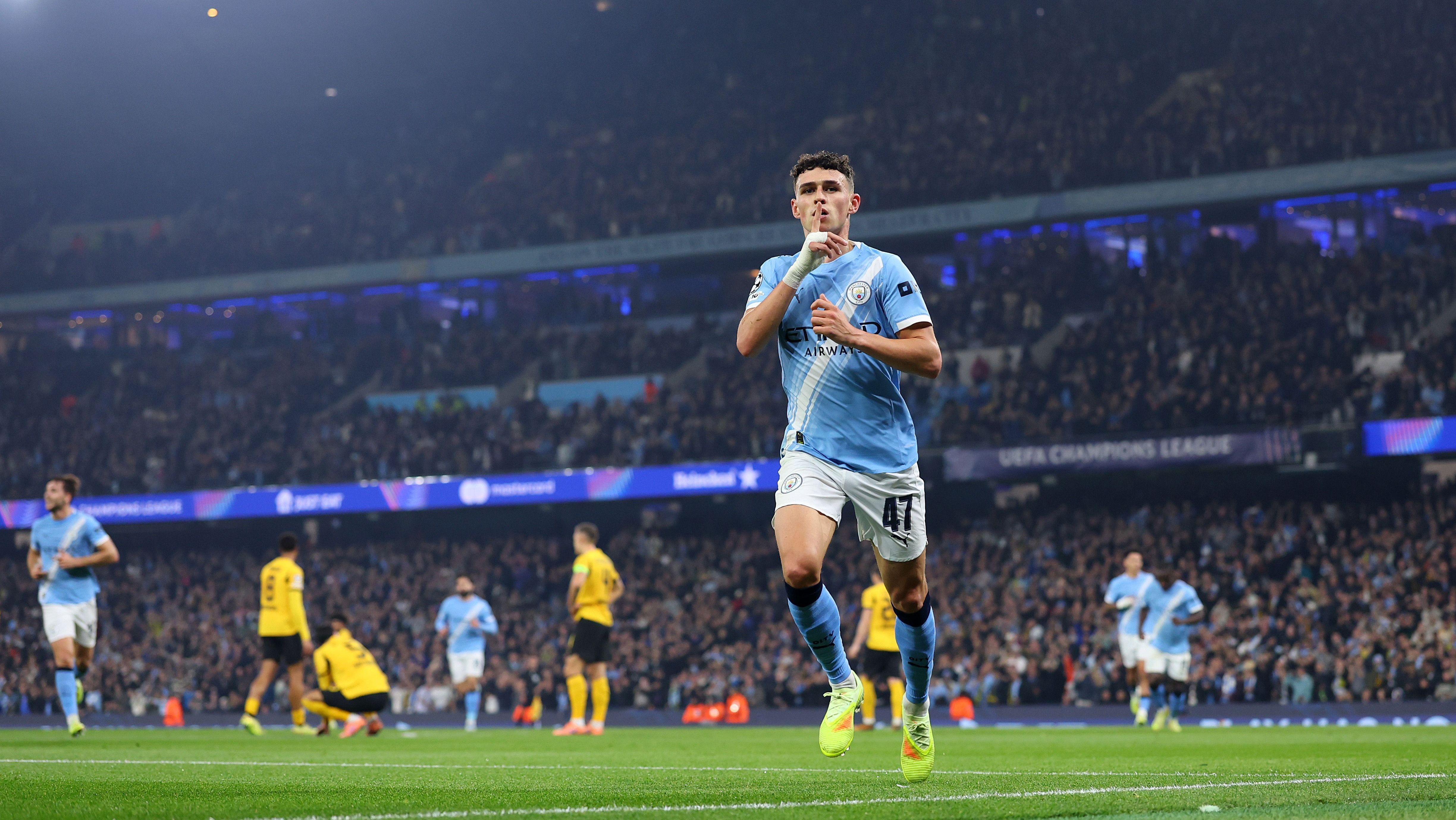 Phil Foden comemora um dos gols que marcou para o Manchester City na goleada sobre o Borussia Dortmund