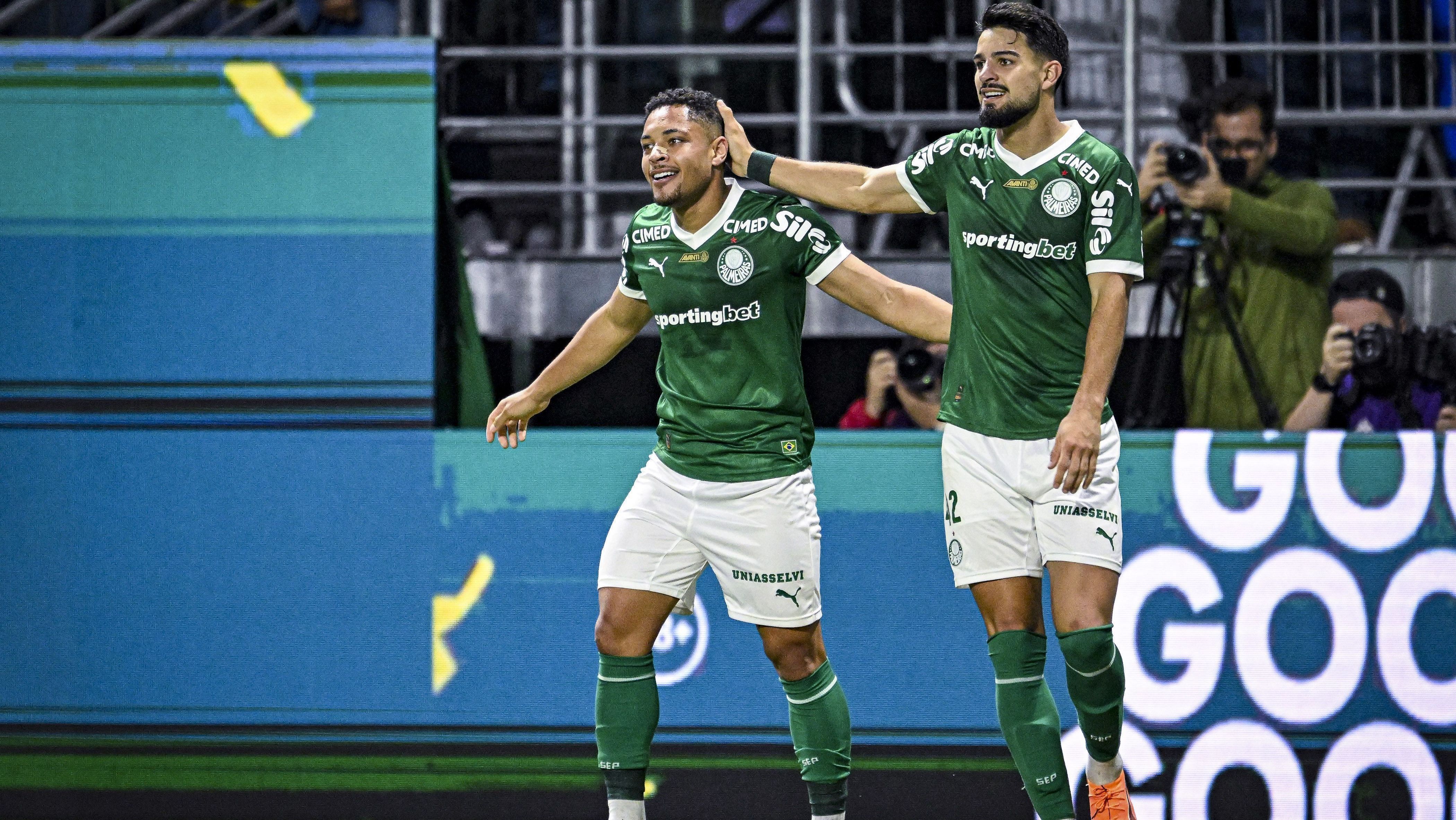 Vitor Roque e Flaco López comemoram gol do Palmeiras sobre o Santos