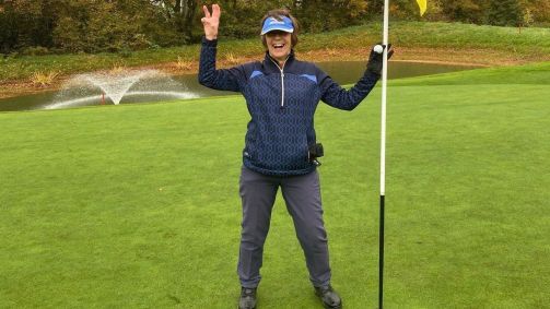 Lyn Parry, golfista amadora britânica que acertou três holes-in-one em um mês