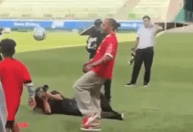 Lewis Hamilton visita o Allianz Parque e bate bola com crianças