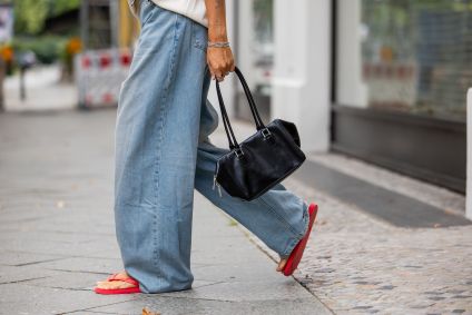 Chinelo de dedo de marca nacional é o item mais desejado da vez