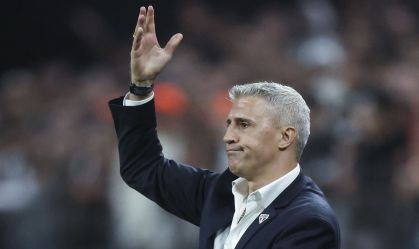 Hernán Crespo, técnico do São Paulo, à beira do campo em partida contra o Corinthians
