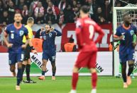 Memphis marca, mas Holanda só empata com Polônia e adia vaga na Copa