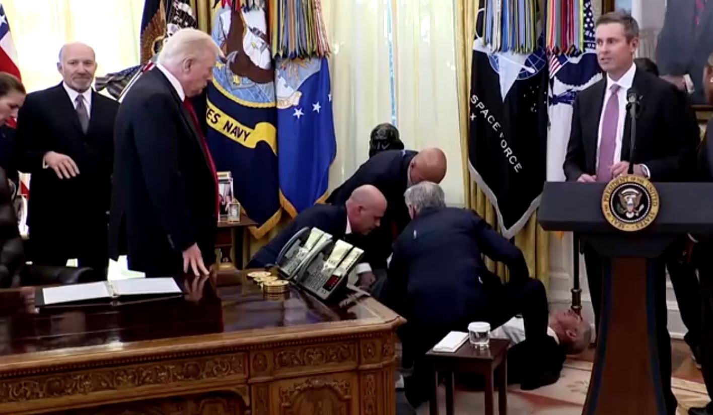 homem-passa-mal-na-casa-branca-donald-trump