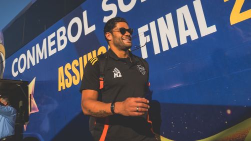 Hulk em chegada ao Paraguai para final da Sul-Americana