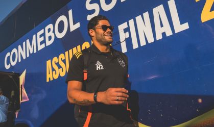 Hulk em chegada ao Paraguai para final da Sul-Americana