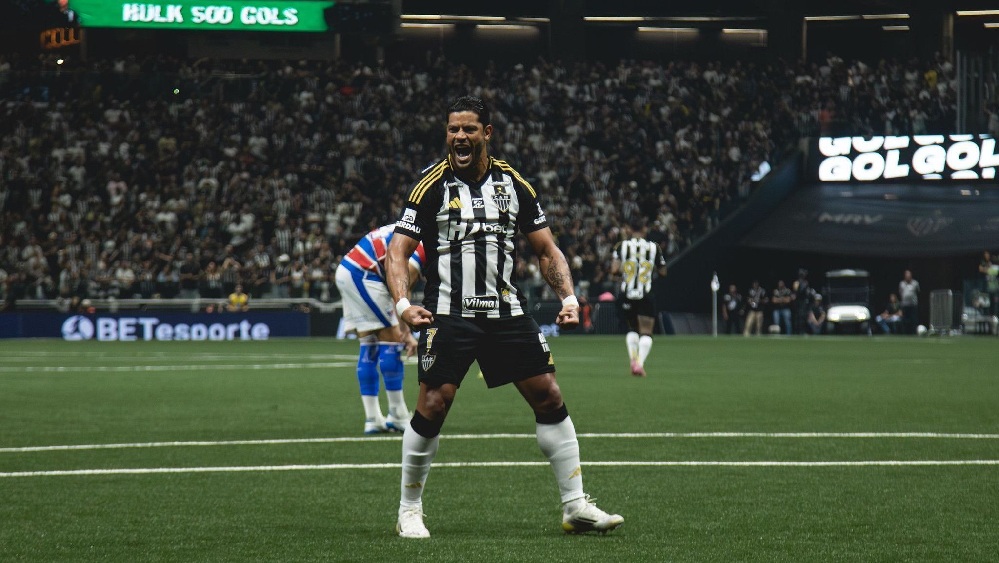 Hulk comemorando seu gol contra o Fortaleza, em jogo atrasado pela 16ª rodada do Brasileirão