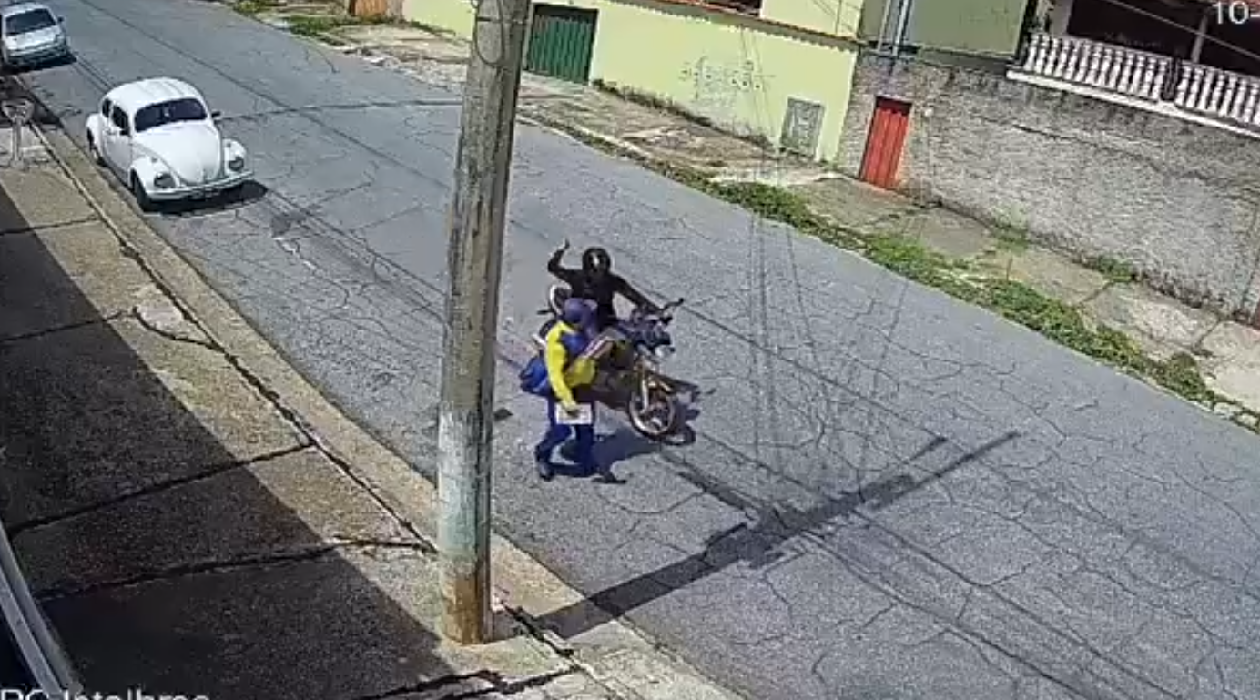 Imagem de destaque do post: Vídeo: carteiro é atacado por motociclista em Belo Horizonte