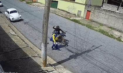 Imagem de destaque do post: Vídeo: carteiro é atacado por motociclista em Belo Horizonte