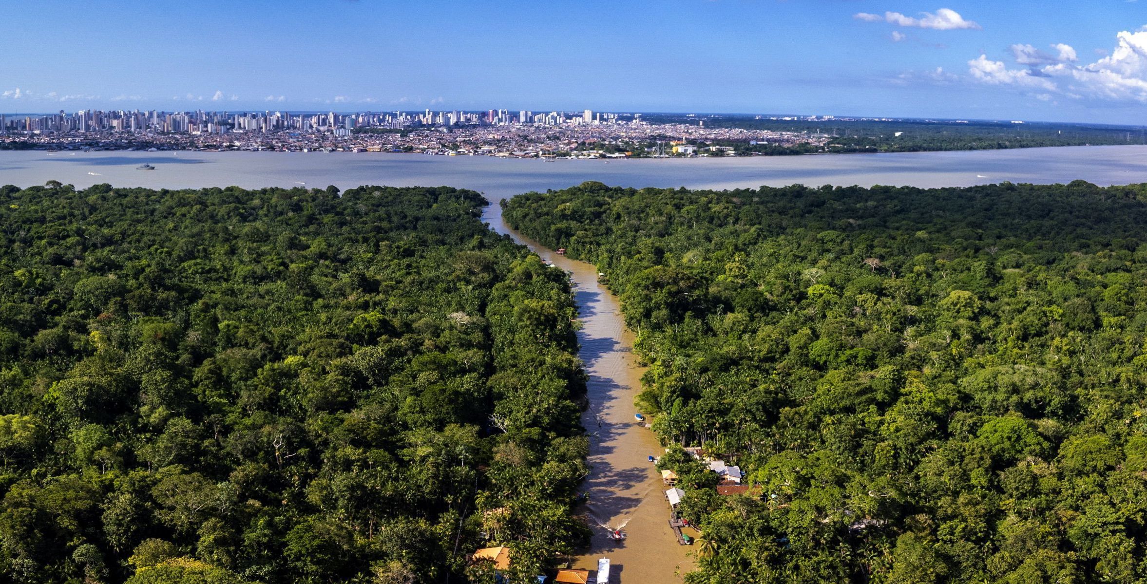 Vista feita de drone, desde a Ilha do Combu, com a cidade de Belém ao fundo, onde ocorre a COP30