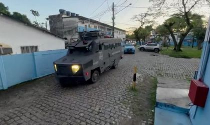 Motoboy confundido com miliciano é torturado por traficantes do CV no Rio