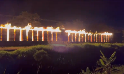 Vídeo: trem em movimento com celulose é incendiado no litoral de São Paulo