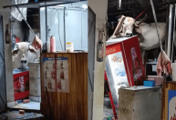 Vídeo: vaca cai em telhado de restaurante no Ceará e causa destruição