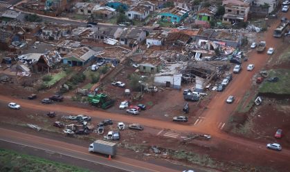 Governo do PR propõe auxílio de R$ 50 mil por família atingida pelo tornado