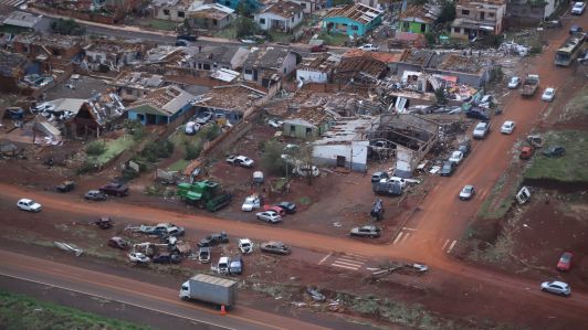 Governo do Paraná propõe auxílio de R$ 50 mil por família atingida pelo tornado