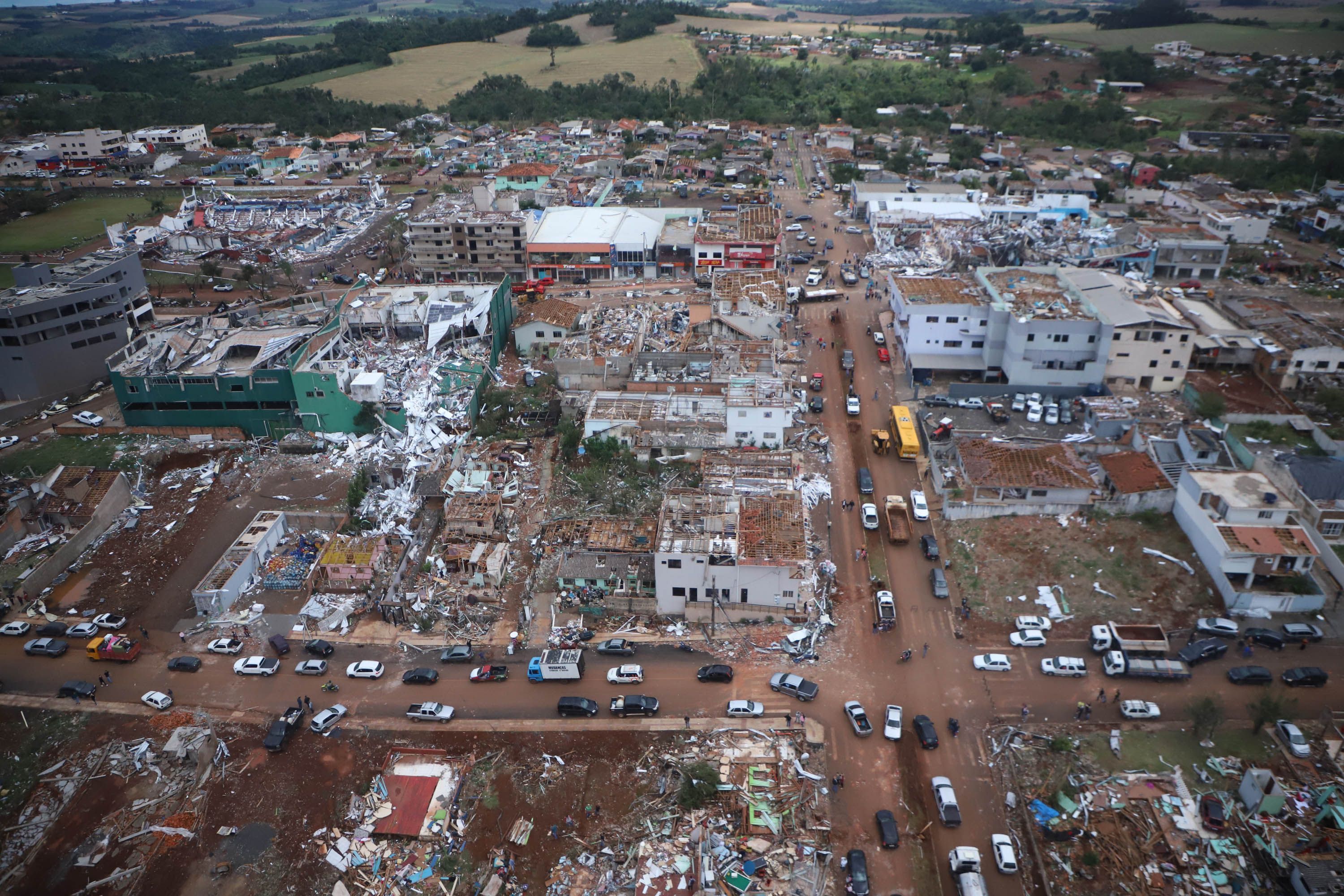Imagens aéreas mostram estragos em Rio Bonito do Iguaçu, no Centro-Sul do Paraná; 90% das edificações da cidade foram afetadas