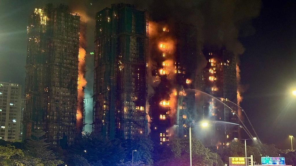 Incêndio consome prédios residenciais do complexo Wang Fuk Court, em 26 de novembro de 2025, em Hong Kong, China