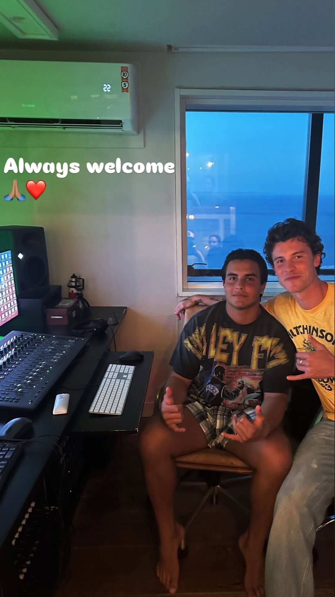 Shawn Mendes e filho de Ivete posam em foto na casa da artista • Instagram / Marcelo Cady