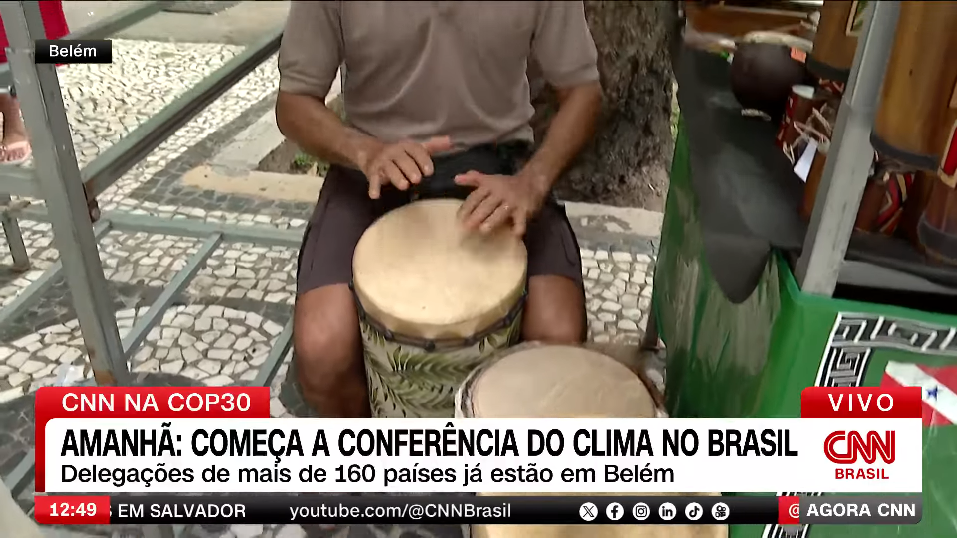 Carol Nogueira, âncora da CNN, mostra instrumentos musicais típicos do Pará