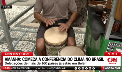 Carol Nogueira, âncora da CNN, mostra instrumentos musicais típicos do Pará