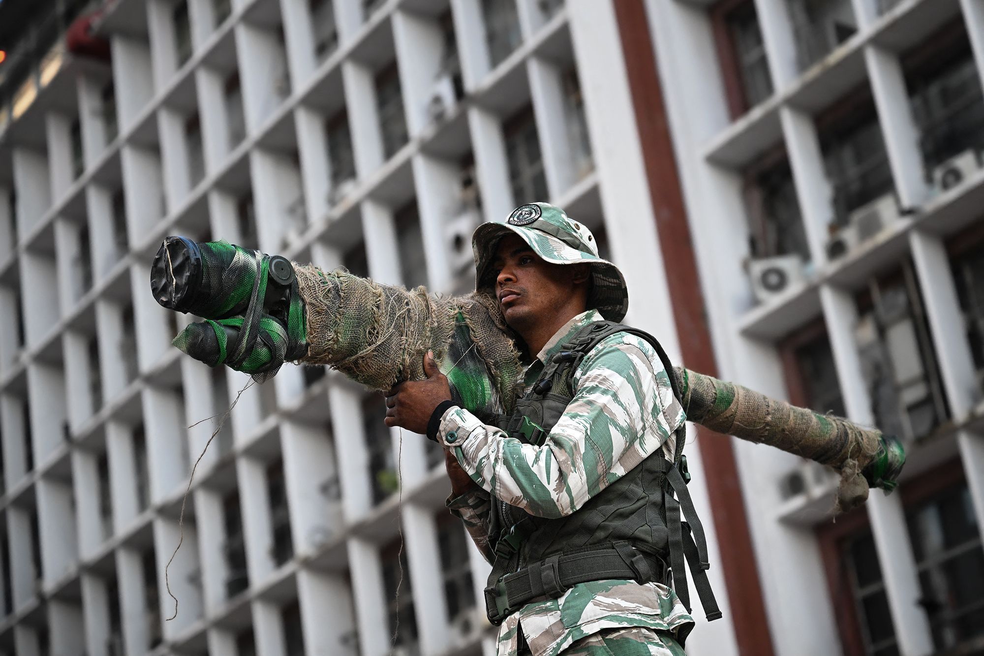 Um soldado da Milícia Bolivariana segura um lançador de mísseis terra-ar 9K338 "Igla-S" de fabricação russa durante um protesto contra a atividade militar dos EUA no Caribe, em Caracas, no dia 30 de outubro • Federico Parra/AFP/Getty Images via CNN Newsource