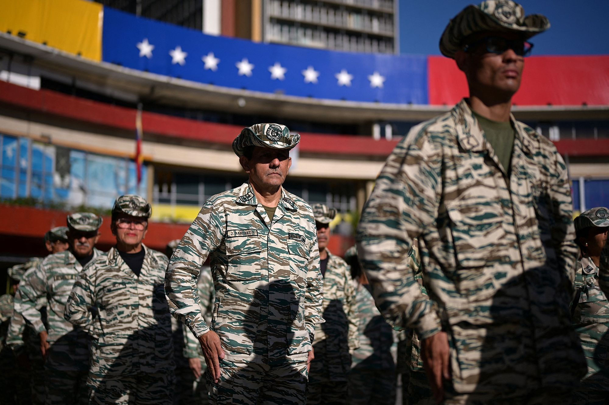 Integrantes da Milícia Bolivariana formam durante um treinamento militar, em meio a crescentes tensões com os EUA, em Caracas, Venezuela, em 11 de outubro