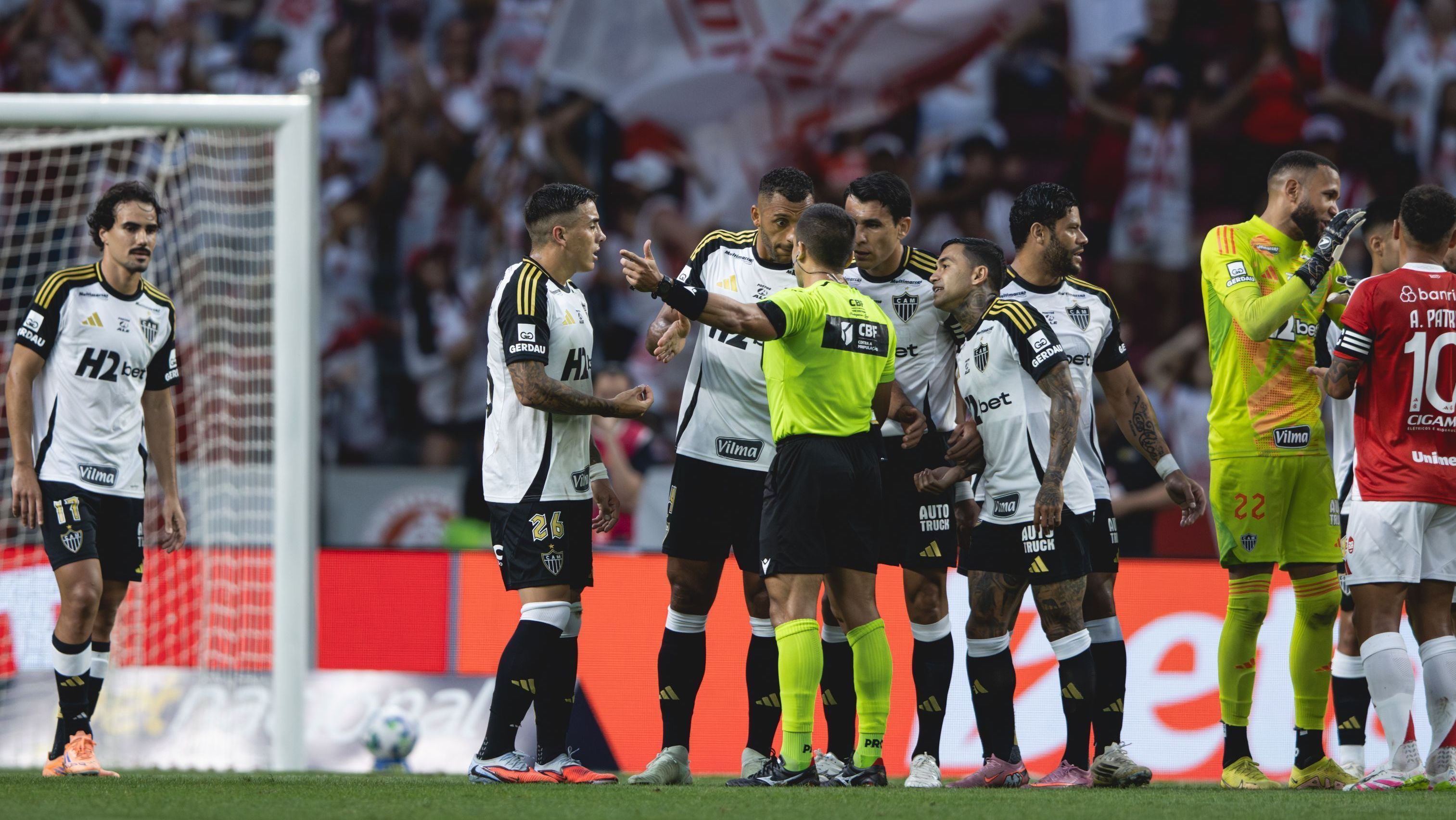 Primeiro tempo de Inter x Atlético-MG teve polêmicas de arbitragem