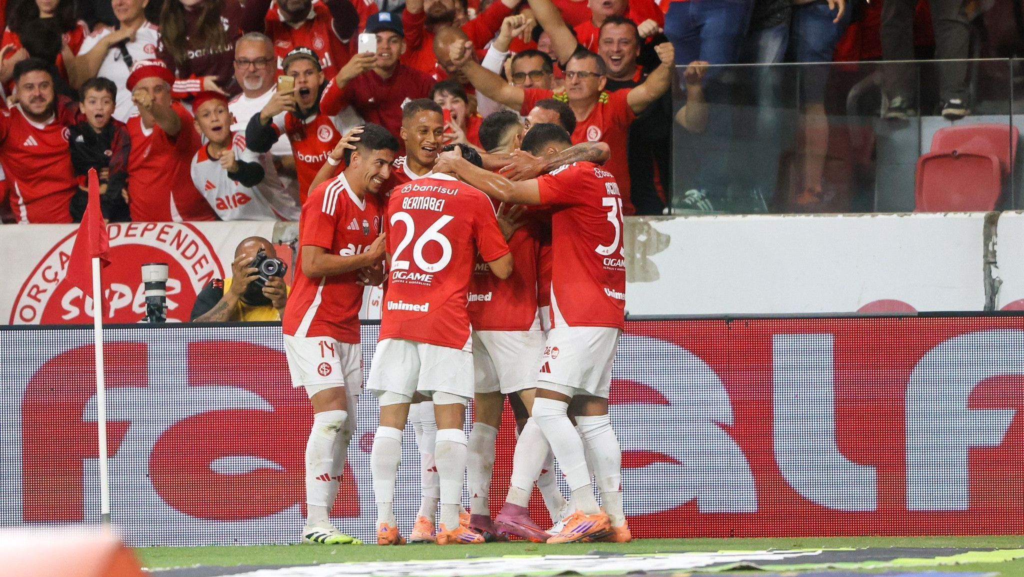 Jogadores do Internacional comemorando o gol marcado sobre o Santos