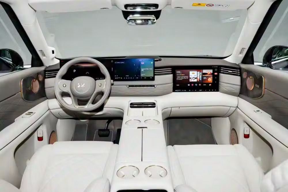 Interior é luxuoso e conta com diversos itens de tecnologia