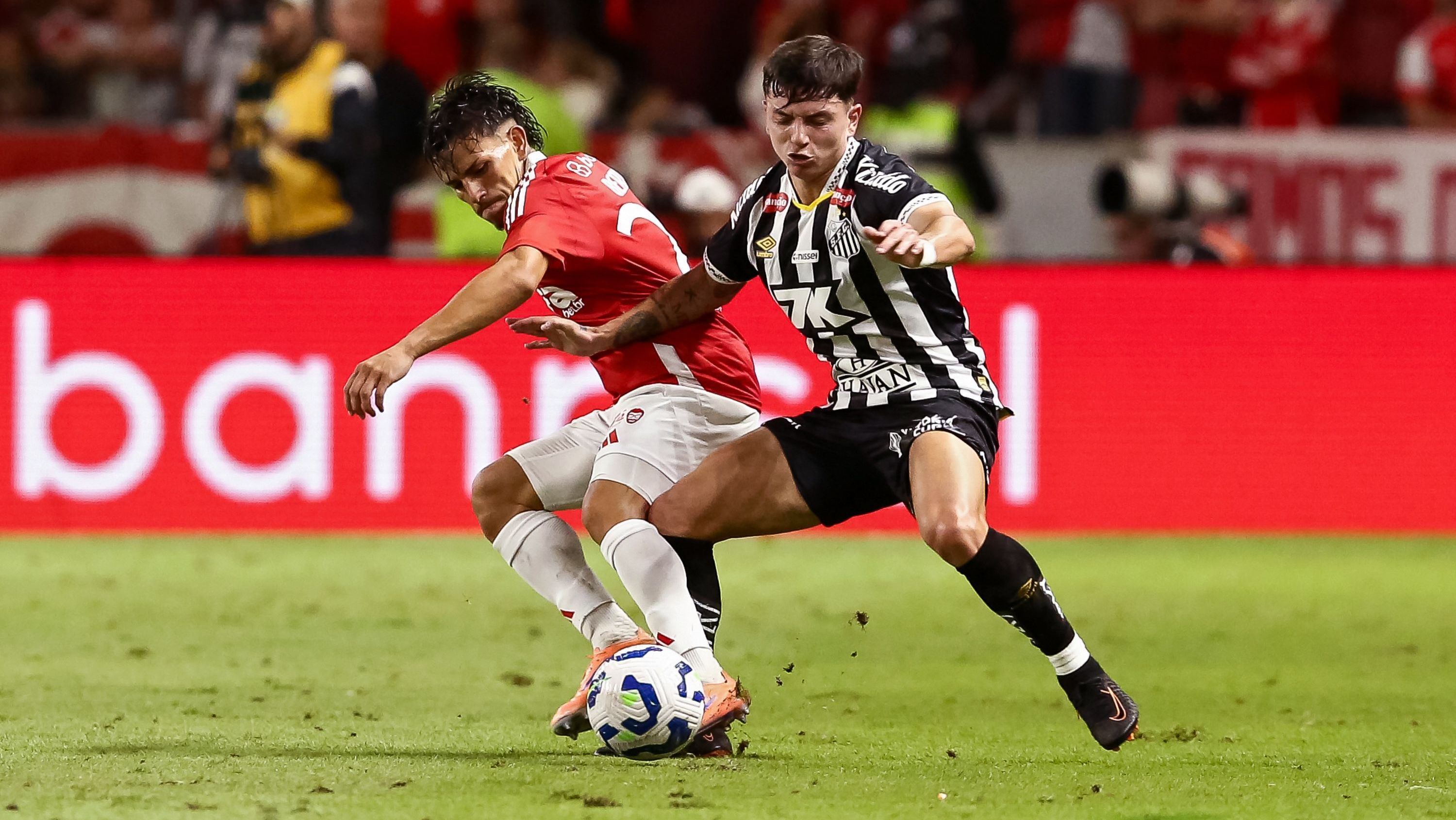 Disputa de bola em Internacional x Santos, válido pela 35ª rodada do Brasileirão