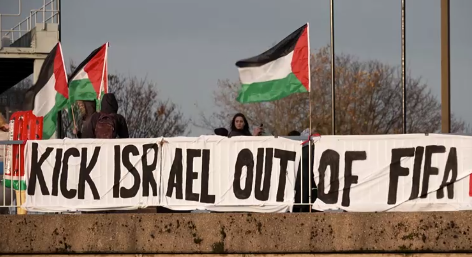 "Chutem Israel para fora da Fifa", diz a faixa em Birmingham