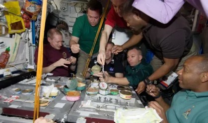 Dia de Ação de Graças: astronautas têm banquetes no espaço?