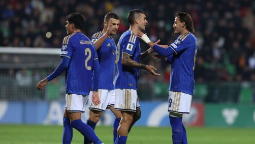 Gianluca Mancini comemora gol da Itália com seus companheiros