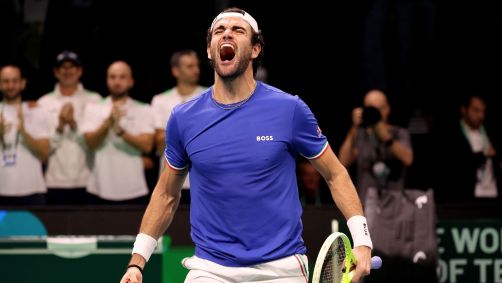 Matteo Berrettini, da Itália, comemorando sua vitória contra a Espanha pela final da Copa Davis