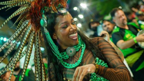 Iza esteve no minidesfile da Imperatriz Leopoldinense no evento que celebrava o Dia Nacional do Samba
