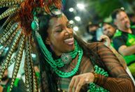 Iza canta e samba no minidesfile da Imperatriz no Dia Nacional do Samba