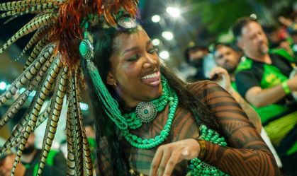 Iza canta e samba no minidesfile da Imperatriz no Dia Nacional do Samba
