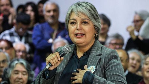 Jeannette Jara, candidata à Presidência da República do Chile pelo Pacto de Unidade, discursa em um encontro com cidadãos na cidade de Valparaíso